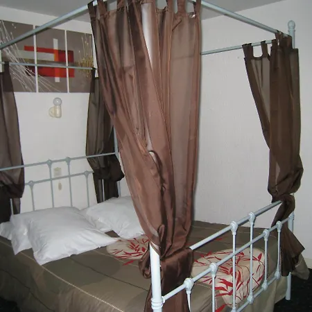 Hotel Les Tennis Men Les Pins Centre